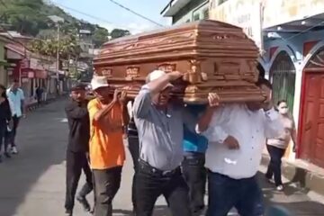 Con misa de cuerpo presente se despidió a Mercedes Quiroz Gómez, asesinada en su finca “Tres naciones”, zona rural de Boaco. El crimen aún no ha sido esclarecido.