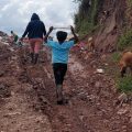 En el cerro de basura e inmundicias estas mujeres, junto a sus hijos, rebuscan la vida y luchan para llevar la comida diaria a su casa.