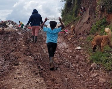 En el cerro de basura e inmundicias estas mujeres, junto a sus hijos, rebuscan la vida y luchan para llevar la comida diaria a su casa.