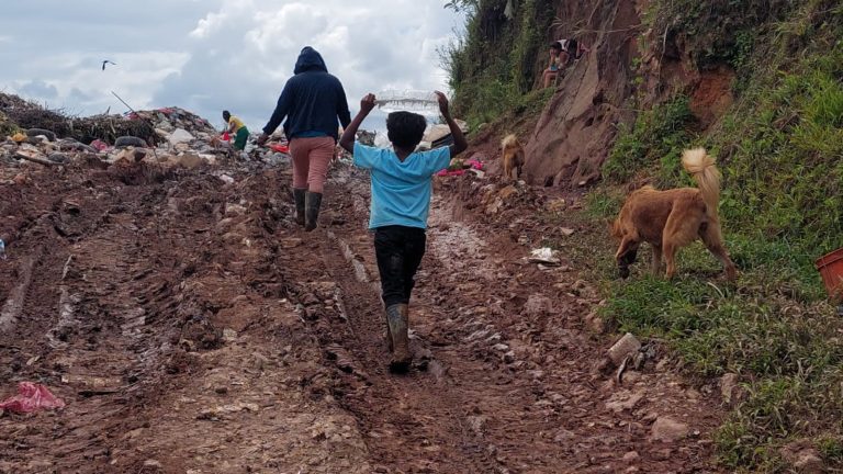 En el cerro de basura e inmundicias estas mujeres, junto a sus hijos, rebuscan la vida y luchan para llevar la comida diaria a su casa.