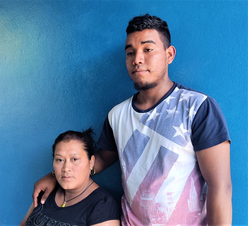 Alan Isaac Martínez, el joven secuestrado y su madre.