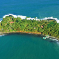 Isla Iguana en el Mar Caribe Nicaragüense, la cual registralmente pertenece al Territorio Rama y Kriol.