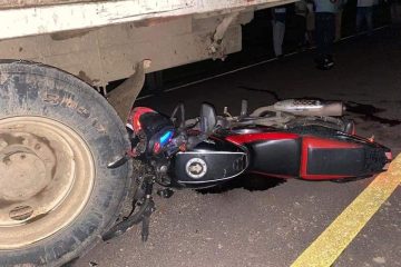 La motocicleta quedó en las llantas del pesado automotor en el que se accidentaron los motociclistas.