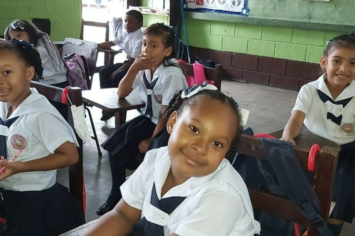 Miles de niñas y niños vistieron su uniforme azul y blanco para dar inicio al año escolar.