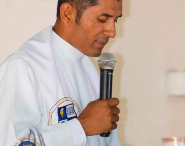 El sacerdote católico Ramón Angulo Reyes párroco de la iglesia nuestra señora de Fátima