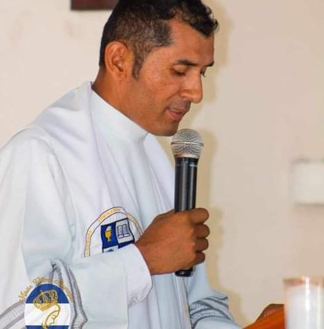 El sacerdote católico Ramón Angulo Reyes párroco de la iglesia nuestra señora de Fátima