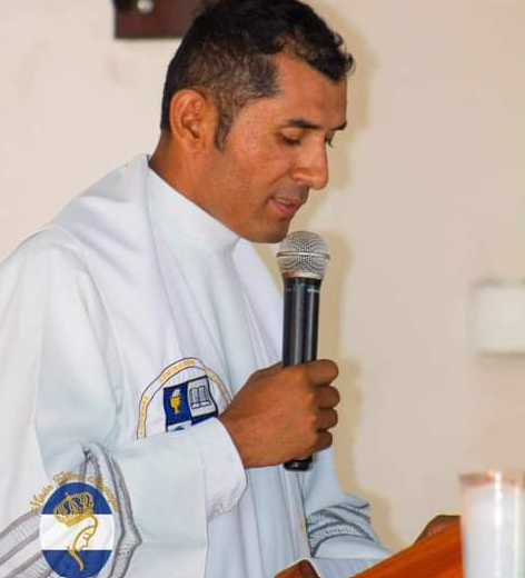 El sacerdote católico Ramón Angulo Reyes párroco de la iglesia nuestra señora de Fátima